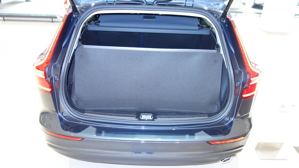 Hochgeklappter Stoßstangenschutz Volvo V60, schützt die Heckklappe zuverlässig von innen.